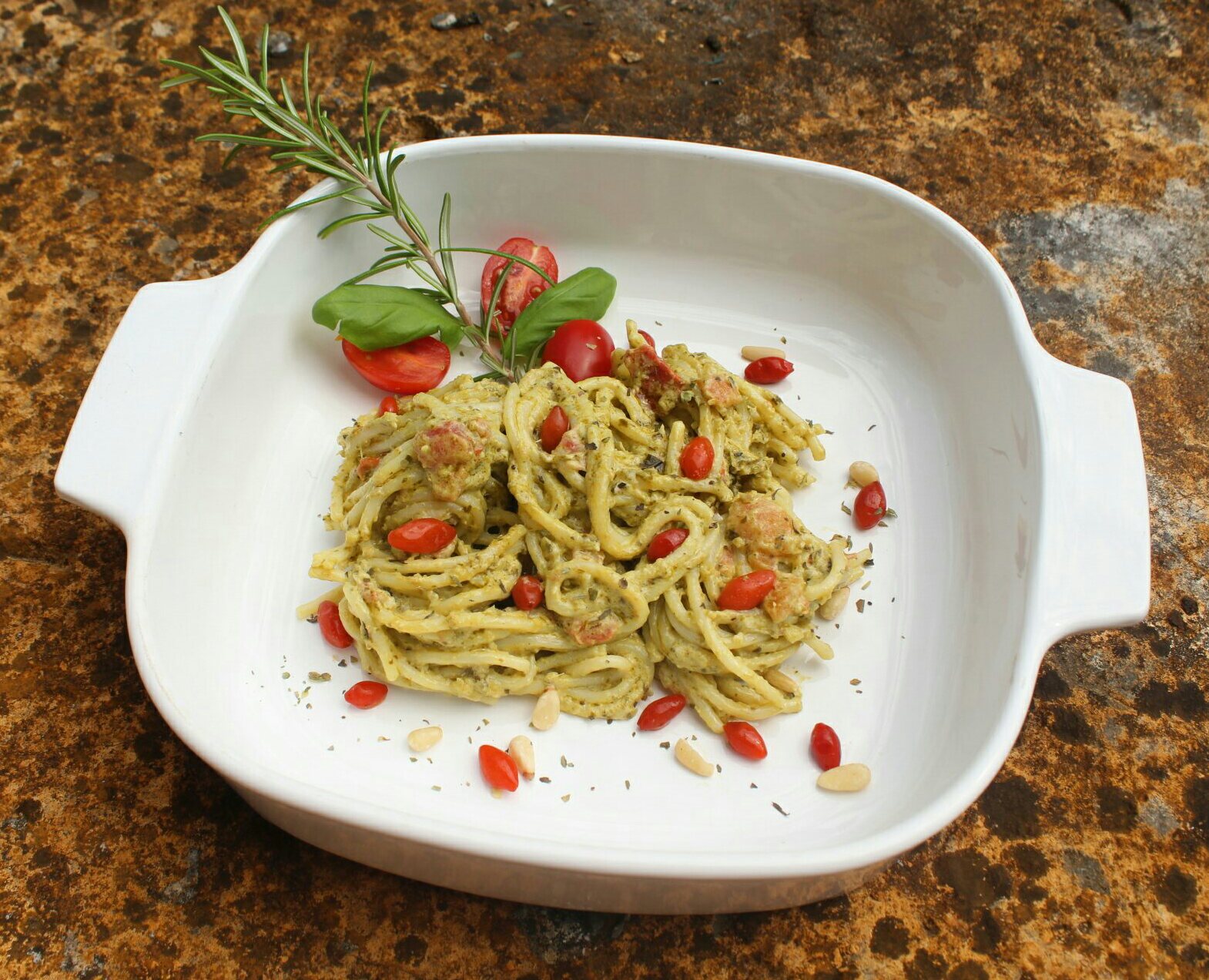 BANDNUDELN mit Tomaten Goji-Soße und Garnelen