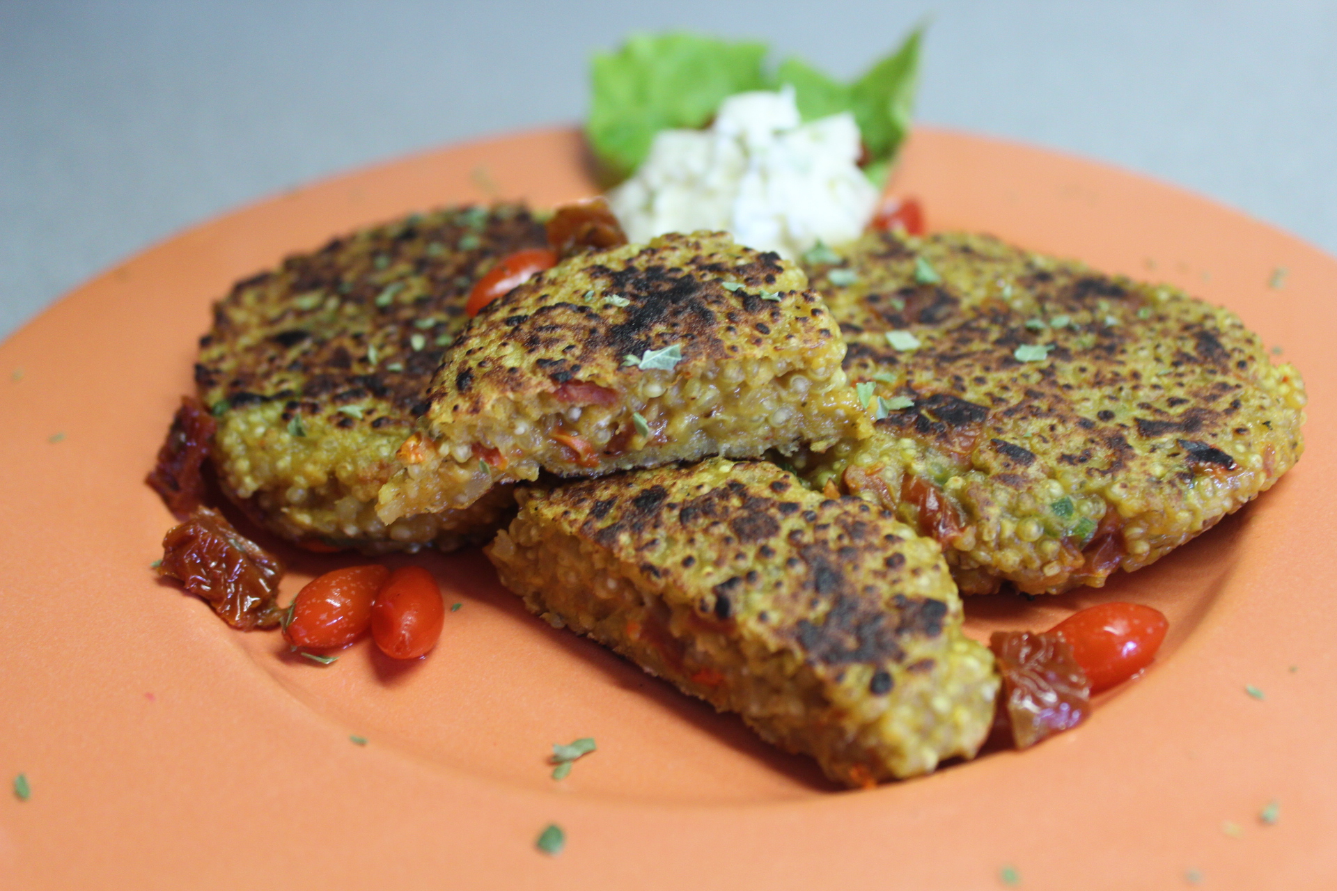 Quinoa Bratlinge mit frischen Goji-Beeren