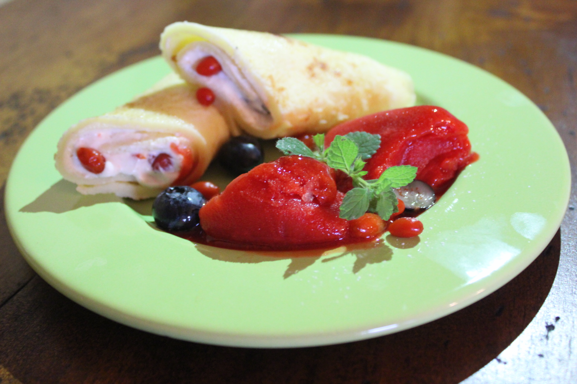 Süße Pfannkuchen mit Goji-Himbeer-Sorbet